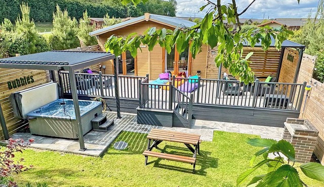 3 bedroom accommodation in Raywell, Beverley