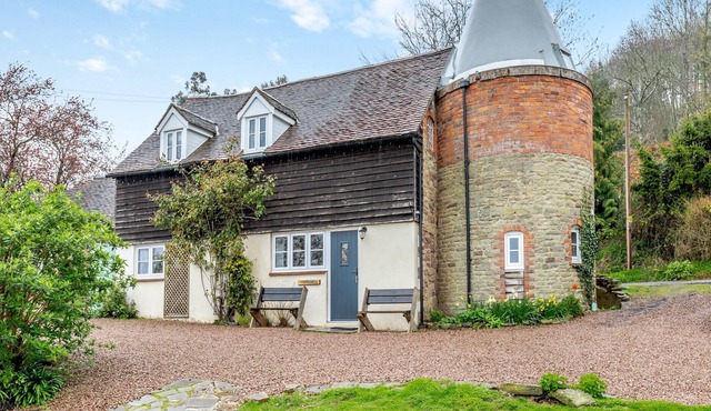 3 bedroom accommodation in Ridgeway Cross, near Malvern