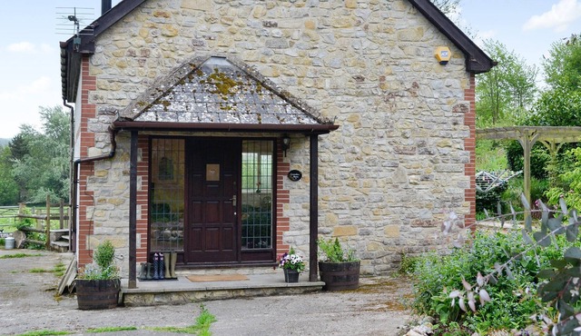 3 bedroom accommodation in Axminster
