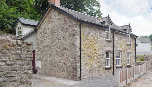 3 bedroom accommodation in Laugharne, near Pendine