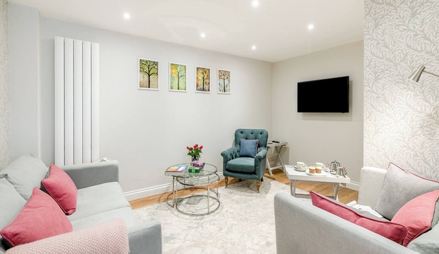 3 bedroom accommodation in New Mills