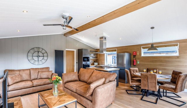 3 bedroom accommodation in Snitterfield, Stratford Upon Avon