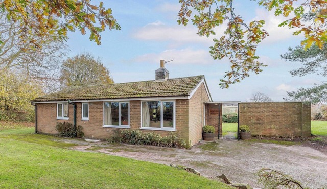 3 bedroom accommodation in Shirley, Ashbourne