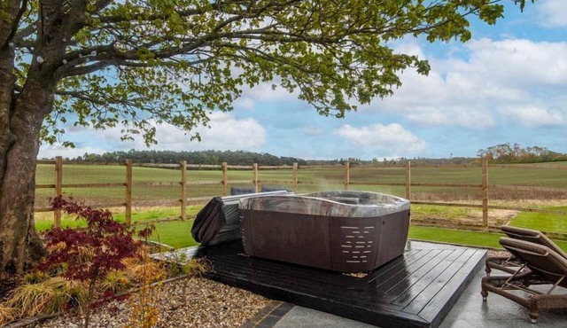 3 bedroom accommodation in Larkhall