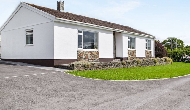 3 bedroom accommodation in Pontyates, near Llanelli