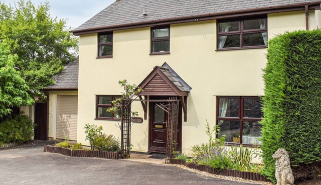 3 bedroom accommodation in Bampton