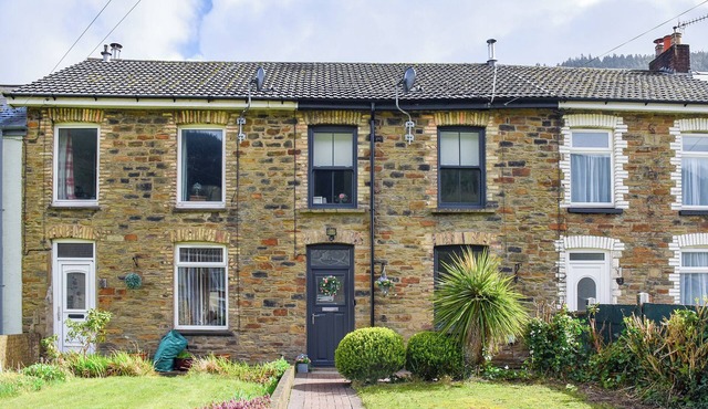 3 bedroom accommodation in Crosskeys, near Newport