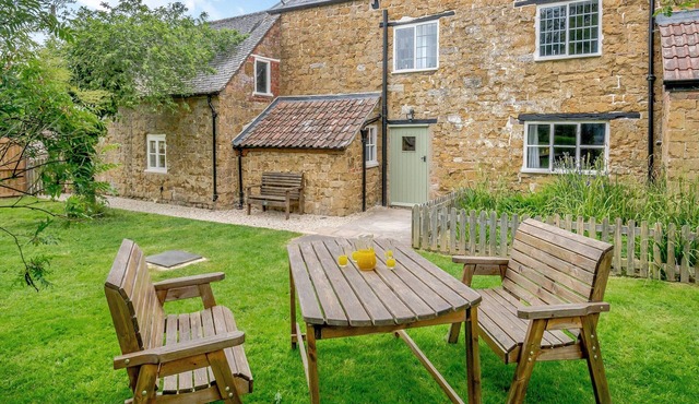 3 bedroom accommodation in Breadstone, Vale of Berkeley