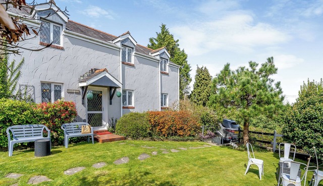 3 bedroom accommodation in Gowerton, Gower