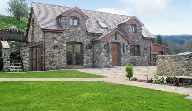 3 bedroom accommodation in Crynant, near Neath