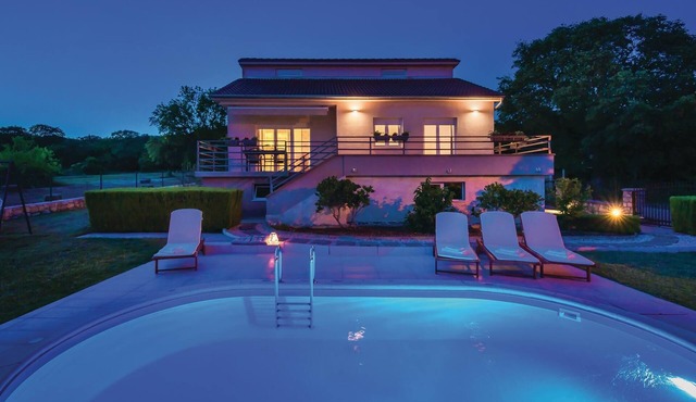 3 bedroom accommodation in Drnis
