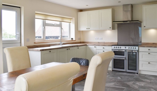 3 bedroom accommodation in Ely