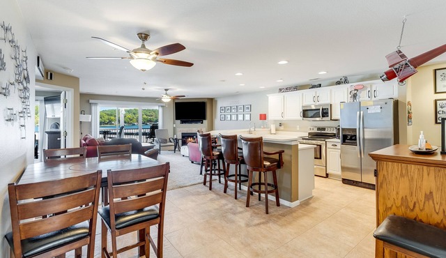 3 Bedroom - All King Beds - Executive Lakefront, 12'x32' boat slip available