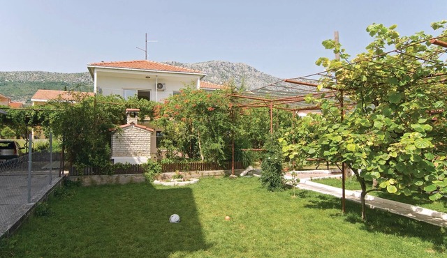 3 bedroom amazing apartment in Kastel Kambelovac