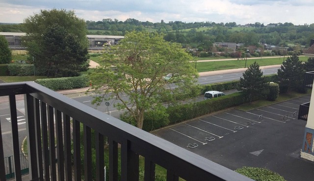 3-bedroom apartment with balcony and free parking