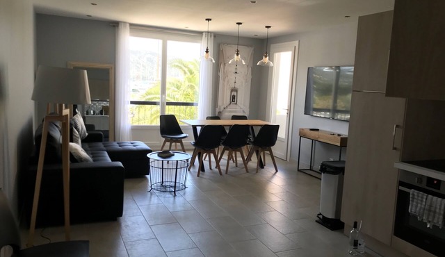 3 bedroom apartment, heart of St Florent, opposite marina/port, 200 m to beach