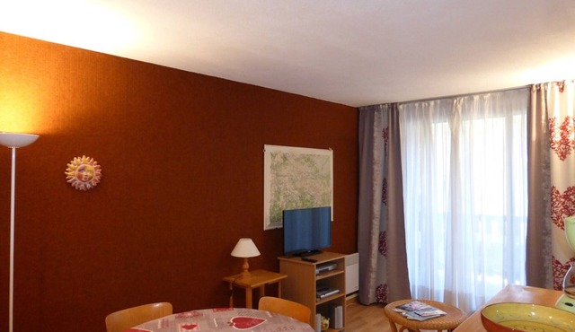 3-Bedroom Apartment with Balcony, Sleeps 6, Parking