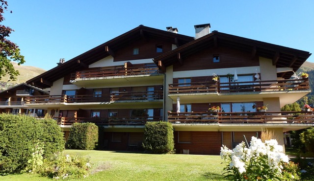 3 Bedroom apartment *** - 2nd floor – close to the centre, shops and bus stop - very quiet area - su