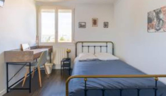 3 bedroom apartment near the center, parking, terrace, air conditioning