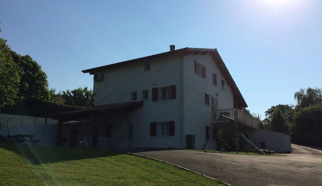 3 bedroom apartment overlooking terrace to 08 kms BAYONNE