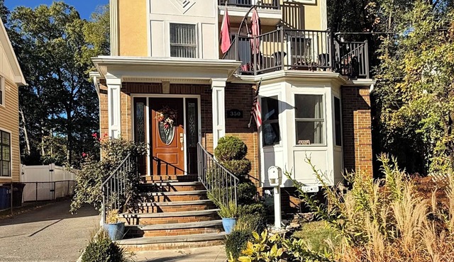 3-bedroom apartment in charming Roselle with AC and private parking