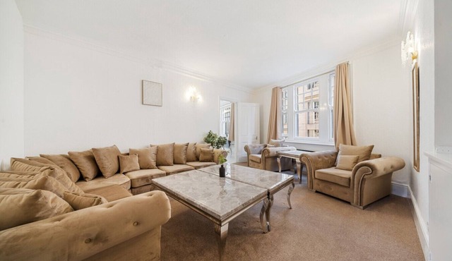 3 Bedroom Apartment Steps from Piccadilly Circus!