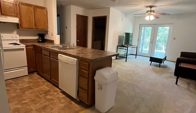 3-bedroom Apartment in Blacksburg, Half a Mile from Downtown!