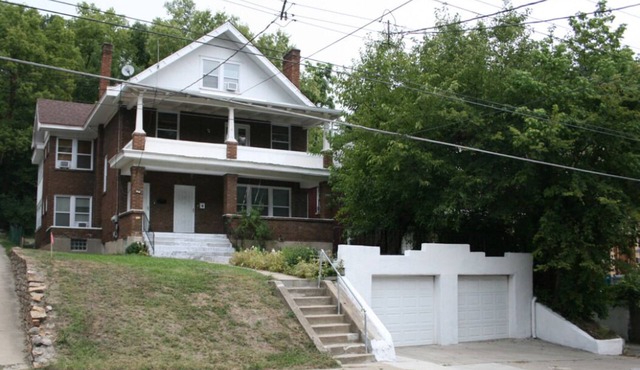 3 Bedroom Apartment in Old Town Clifton, steps away from the Zoo