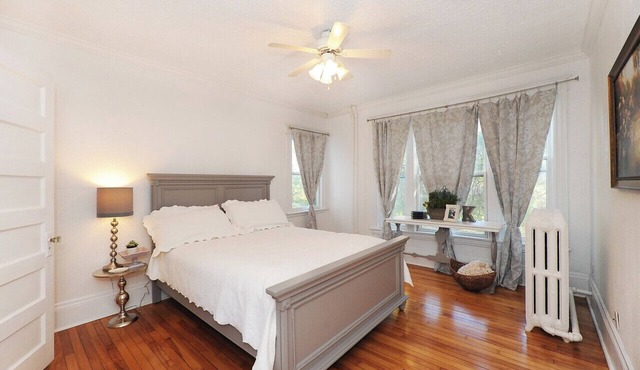 3-bedroom apartment in charming Mpls-50th St lightrail, off st. parking, & WiFi