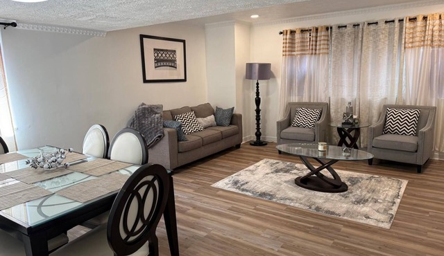 3-bedroom apartment in charming Oakland Pittsburgh with AC for your stay