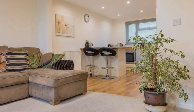 3-bedroom apartment, views of castle & river, central Kendal with parking & wifi