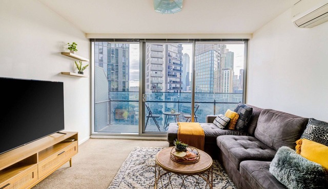 3-bedroom apartment with Parking, Gym, Pool near Crown Casino & Eureka Tower