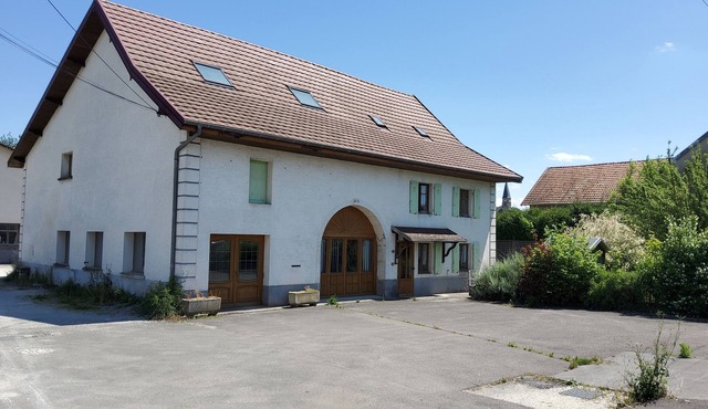 3-bedroom apartment with spacious living room, reading area and fully-equipped kitchen.