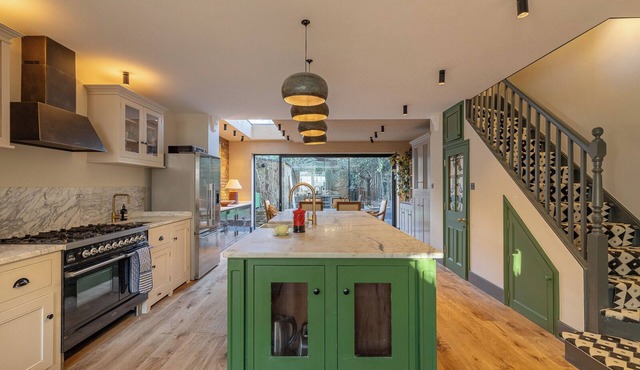 3 Bedroom Apartment with Garden Studio