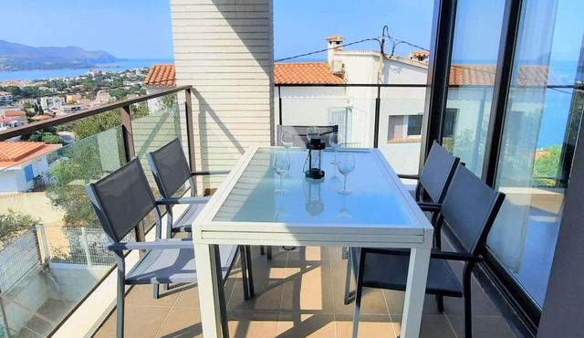 3-bedroom apartment with terrace, pool, parking, and air conditioning in Llançà