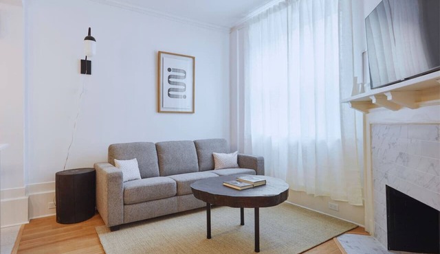 3 bedroom apt, 1.5 bath apt w/parking in Downtown