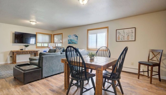 3 bedroom apt, 2nd floor, blocks from downtown