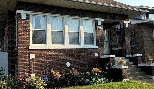 3-bedroom apt .on North Side! Great location between downtown and the airport.