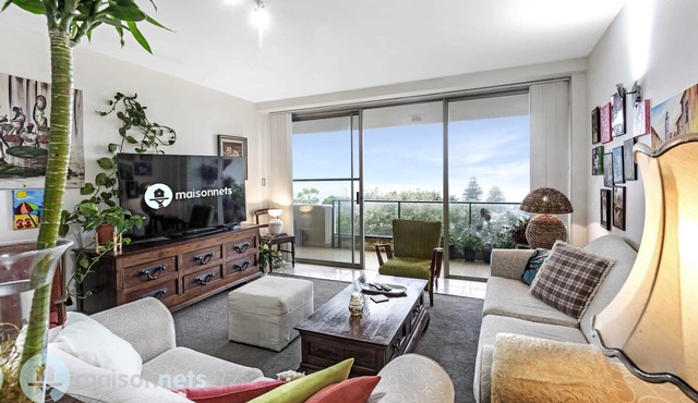 3 Bedroom Apt With Ocean Views & Parking