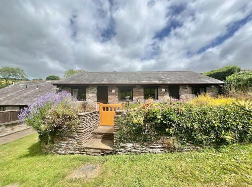 3 bedroom barn conversion with swimming pool, tennis court and more!