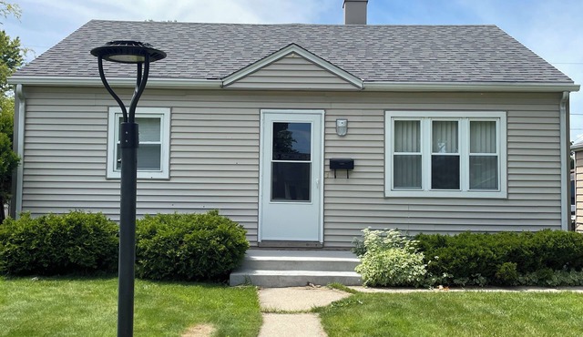 3 bedroom Bayview house. Located in quiet residential area.