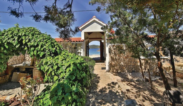 3 bedroom beach front home in Drvenik Mali