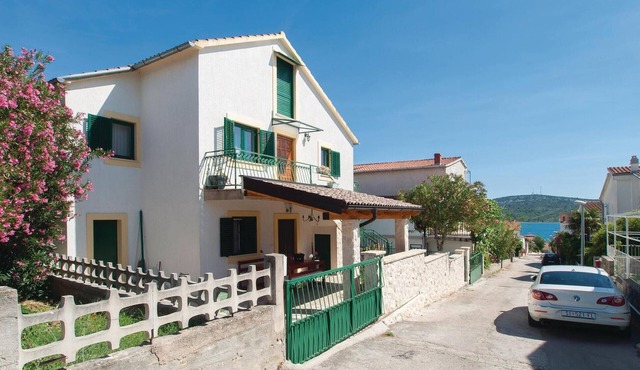 3 bedroom beach front apartment in Pirovac