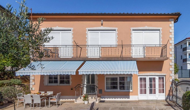 3 bedroom beach front apartment in Selce