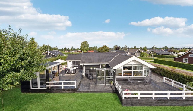 3 bedroom beach front home in Hejls