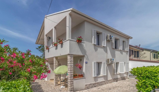 3 bedroom beach front apartment in Jadranovo