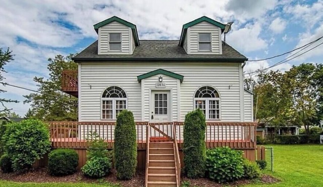 3-bedroom Beach House with AC in Sunset Bay - 2 minutes from the beach!