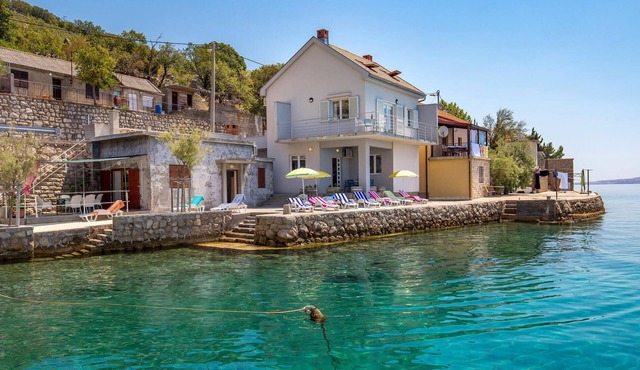3 bedroom beach front apartment in Lukovo Sugarje