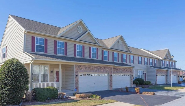 3-bedroom beach themed townhome conveniently located. Enjoy a relaxing stay !