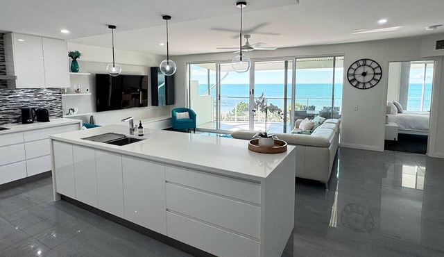 3 Bedroom Beachfront Penthouse w/Epic Rooftop & Ocean Views